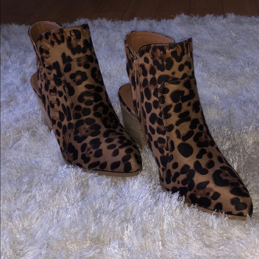 Leopard print booties 😍